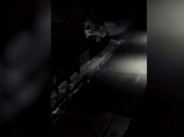 Вночі двоє невідомих проникли до чужого автомобіля: оприлюднено відео