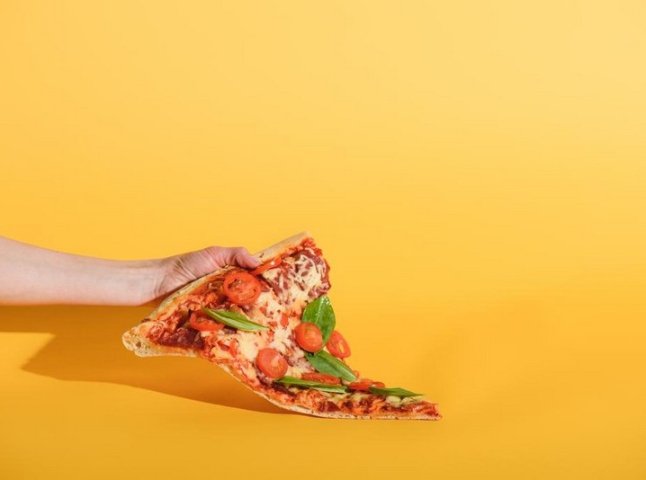 Піца із сюрпризом: мережу облетіло шокуюче відео, яке зняли у супермаркеті