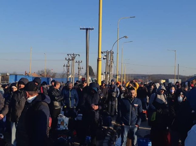 Заробітчани терміново повертаються додому: що коїться на КПП "Ужгород"