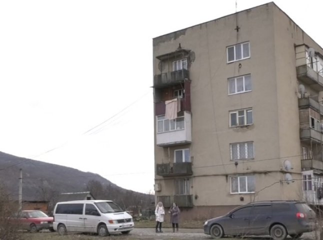 Мешканці багатоповерхівки в Мукачеві обурені антисанітарією в будинку