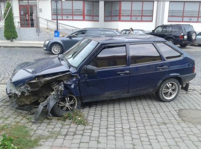 У Мукачеві "дев’ятка" влетіла в огорожу: водій з місця ДТП втік, кинувши розтрощений автомобіль