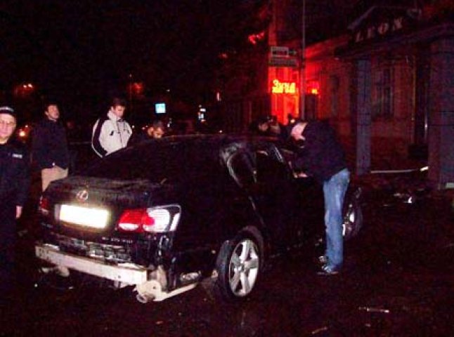 В Ужгороді біля торгово-розважального центру Leon підірвали Lexus його власника