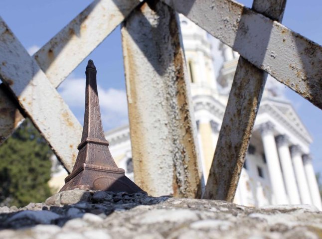 Французький консул відкрив в Ужгороді найменшу в світі Ейфелеву вежу (ФОТО)