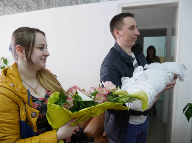 В Ужгороді батьки перших п’ятьох новонароджених дітей отримали у пологовому будинку документи про реєстрацію місця проживання
