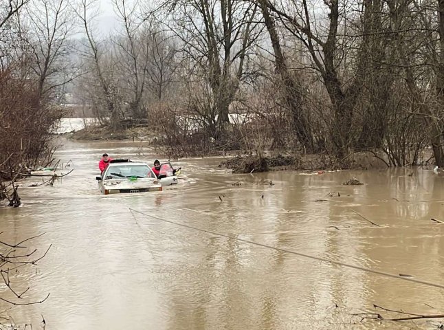 На Закарпатті велика вода понесла на середину річки автомобіль з водієм усередині