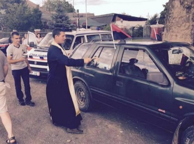 Греко-католицькі священики із Закарпаття доправили на фронт дві "швидкі"