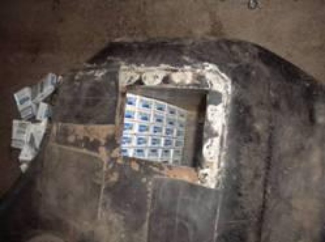 Мукачівські прикордонники виявили контрабандні сигарети в паливному баку автомобіля румуна