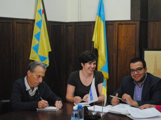 Представники ОБСЄ приїхали у Мукачево поговорити про основні проблеми ромів