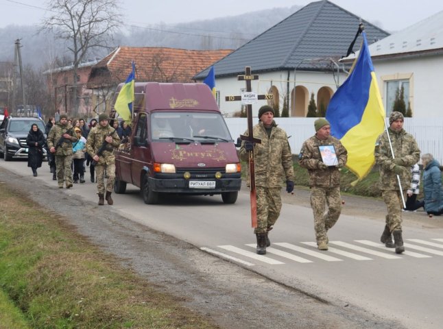 В останній день року одна з громад Закарпаття прощалася із захисником