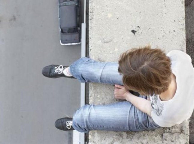 Після сварки із коханим, неповнолітня дівчина стрибнула із даху будівлі сільської ради
