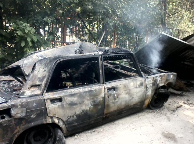 З’явилися фото автівки, яка сьогодні горіла в Ужгороді 