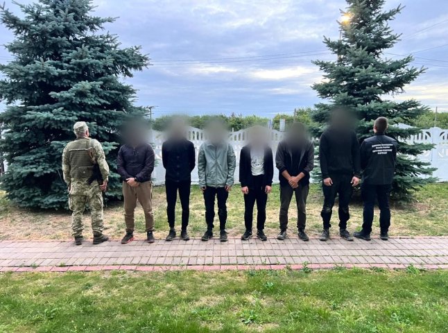 Поблизу кордону з Угорщиною прикордонники зупинили групу порушників Поблизу кордону з Угорщиною прикордонники зупинили групу порушників