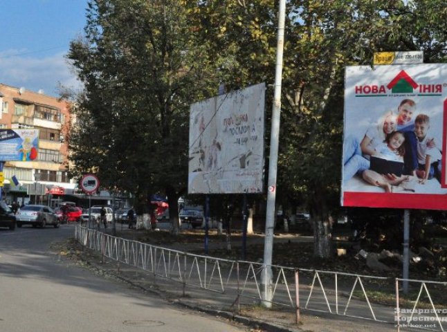 Незаконні рекламні конструкції в Ужгороді демонтують