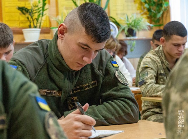 Нацгвардійці разом із вихованцями військового ліцею писали диктант єдності у Мукачеві