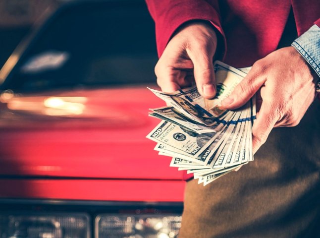 Деякі українці мають сплатити податки за машини, які купили протягом п’яти років