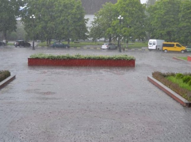 У Тячеві сильні зливи та град призвели до потопу на вулицях міста