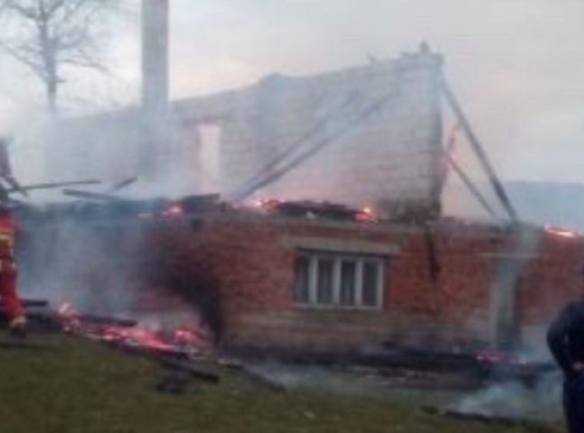 На Хустщині вогонь повністю знищив будинок, – соцмережі