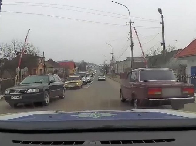 Патрульні показали, як у Мукачеві водій порушив ПДР