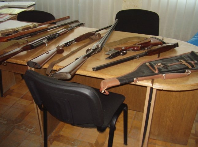У зв’язку з напруженою ситуацією в країні мешканців Мукачева і району просять здати незареєстровану зброю