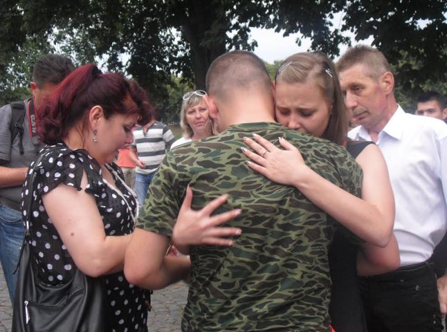 В Ужгороді зустрічали закарпатських військових, яких визволили з полону терористів (ФОТО, ВІДЕО)