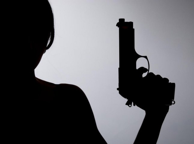 У Мукачеві жінка розмахувала пістолетом. Мережу облетіло відео