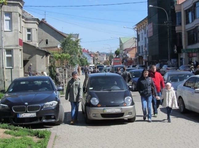 В Ужгороді водій "Матіса" припаркувався посеред тротуару