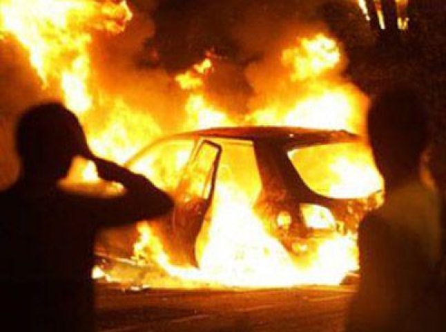 Молодому мукачівцю невідомі вночі підпалили автомобіль «Міцубісі Ланцер»
