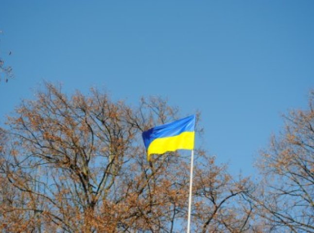 У Мукачеві оперативно замінили потріпаний прапор України на новий (ФОТО)