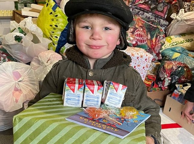Маленький хлопчик, який у Слов’янську ховається у підвалі від війни, отримав подарунок на Миколая з Мукачева