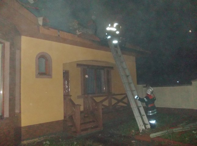 На Ужгородщині пожежники рятували від знищення будинок площею 300 квадратних метрів