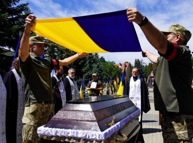 «Цивільні дружини» можуть претендувати на виплати після смерті захисника України