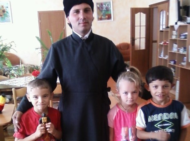Отець Кирил з Ракошинського монастиря подбав про сиріт