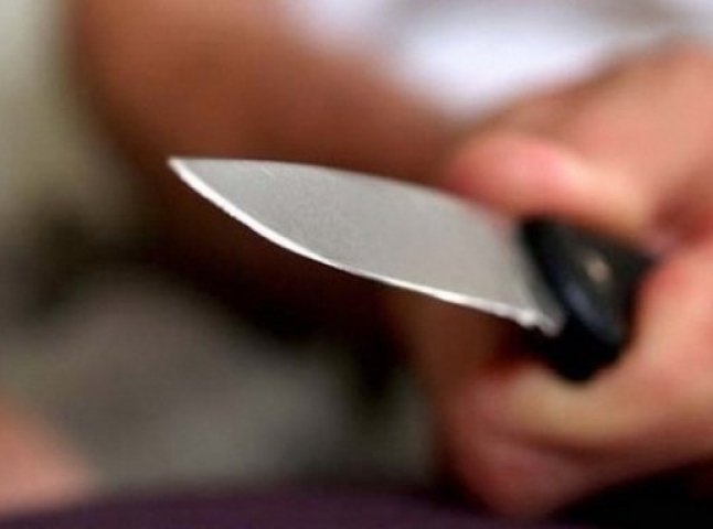 Шокуючий інцидент в Мукачеві: чоловіка поранили ножем у груди