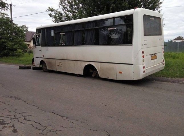 На Ужгородщині під час руху в маршрутки відпало колесо