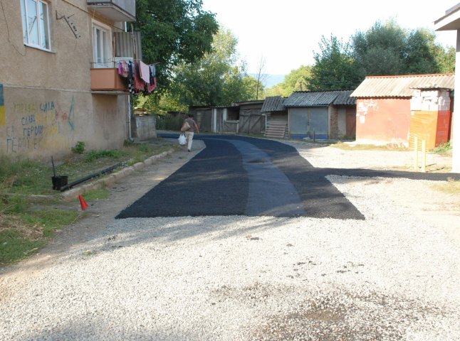 В Іршаві продовжують асфальтувати дороги до багатоповерхівок