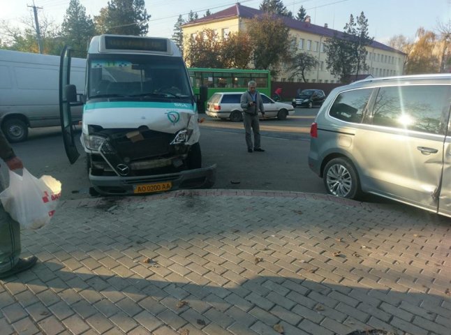 В Ужгороді сталась ДТП: автомобіль "Volkswagen" зіткнувся з маршруткою