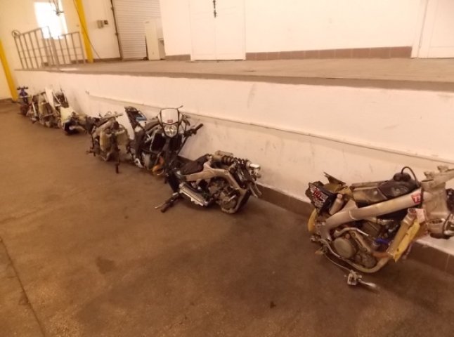 На угорському кордоні затримано партію частково розібраних мотоциклів