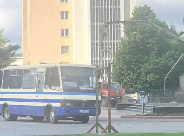Надзвичайна подія в Україні: у Луцьку озброєний чоловік взяв у заручники рейсовий автобус із пасажирами