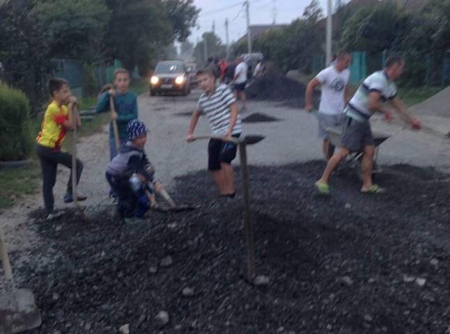 Жителі вулиці Загорської в Ужгороді власними силами ремонтують дорогу