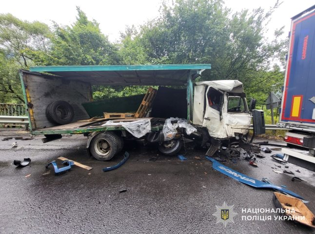 Ще одна смертельна аварія на Закарпатті: зіткнулись дві вантажівки Ще одна смертельна аварія на Закарпатті: зіткнулись дві вантажівки