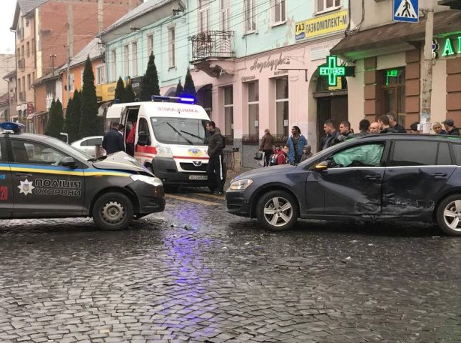 У центральній частині Мукачева авто поліції охорони зіткнулось з іномаркою