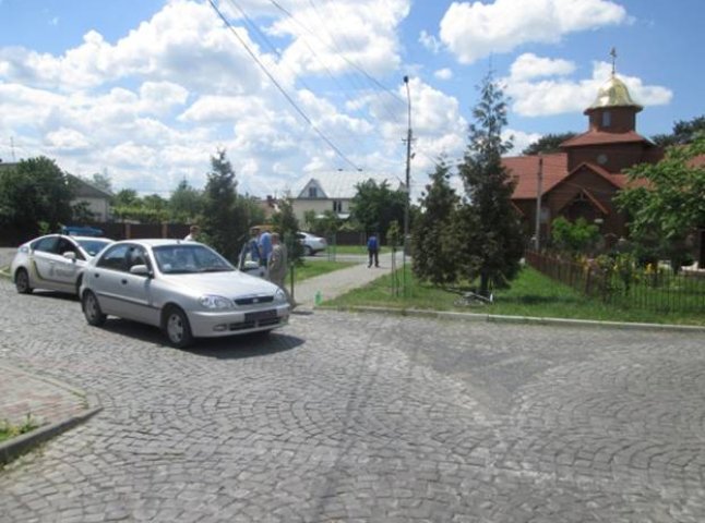 У Мукачеві жінка за кермом "Ланоса" не вписалась у поворот і збила на тротуарі велосипедиста
