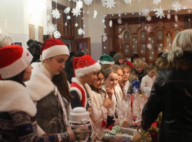 В Ужгороді Миколайчики частували гостей печивом