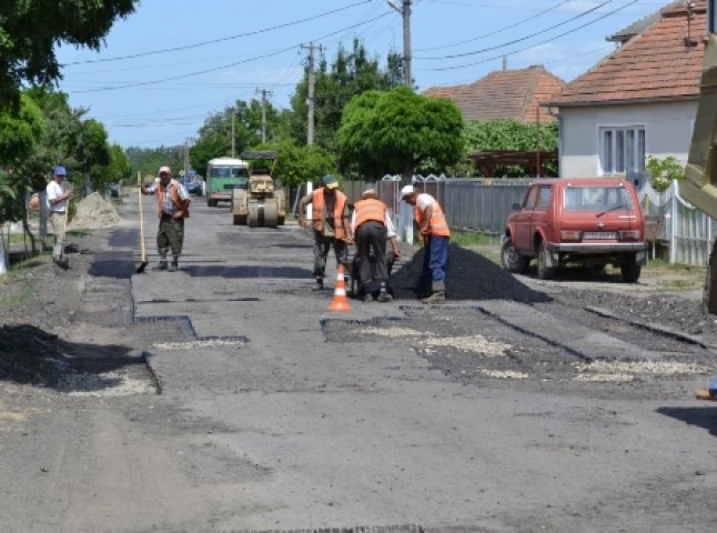 На Берегівщині дорожники латають дорогу, яку не ремонтували протягом останніх 15 років