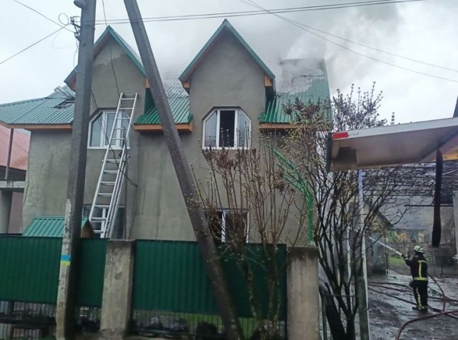 Вихідними рятувальники гасили пожежу в двоповерховому будинку