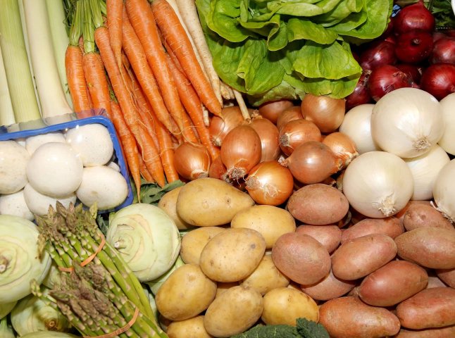 Взимку можуть подорожчати два популярні продукти: ці овочі купують майже всі