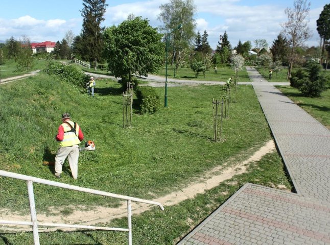 У парку "Перемога" в Мукачеві скошують траву та готують зону відпочинку до вихідних
