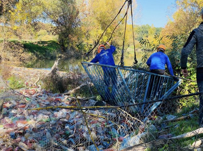У закарпатському селі із річки виловили сотні кілограм сміття