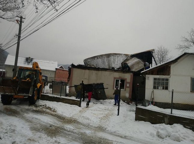 На Іршавщині люди допомагають родині, яка днями втратила найдорожчу людину