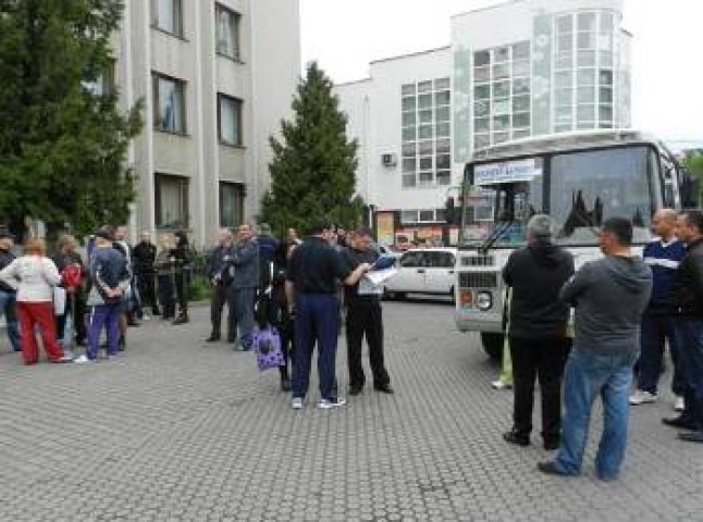 Працівники Мукачівської райдержадміністрації прибирали автодорогу
